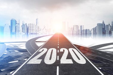 Üzerinde 2020 yazısıyla şehre giden yol.