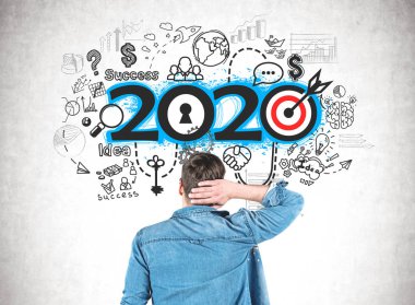 Kafası karışmış bir adam 2020 iş skecine bakıyor.