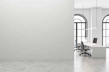 Sahte duvarlı beyaz açık uzay ofisi