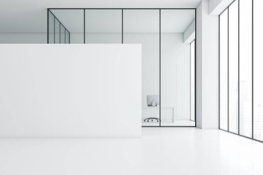 Model ile birlikte cam açık uzay ofisi