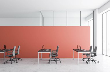 Kırmızı modern açık uzay ofisi iç mimarisi