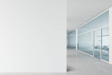 Ofis toplantı odası yakınında duvar alay