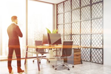 Panoramik beyaz ve metal ofisindeki iş adamı