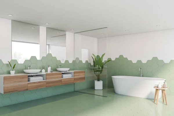 Esquina de baño de azulejos verde y blanco, bañera y lavabo —  Fotos de Stock