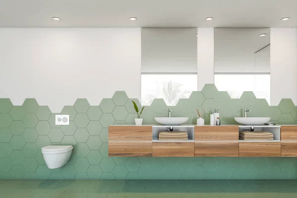 Зеленая и белая плитка ванная комната, туалет и раковина — стоковое фото