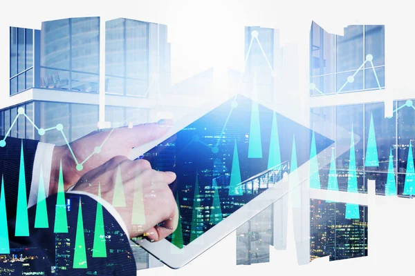 Geschäftsmann nutzt Tablet in Stadt, digitales Diagramm — Stockfoto