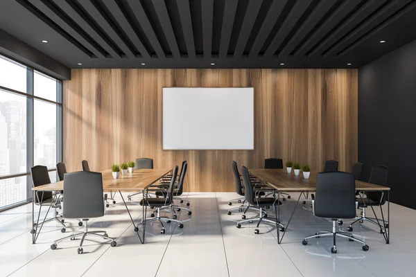 Interior da sala de reunião preto e de madeira com cartaz — Fotografia de Stock