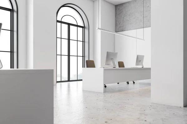 Рабочее место в белом арочном офисе на открытом пространстве — стоковое фото