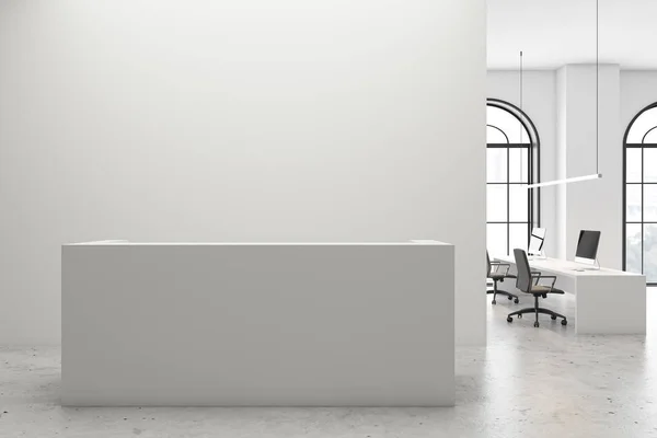 Meja resepsionis putih di kantor ruang terbuka — Stok Foto