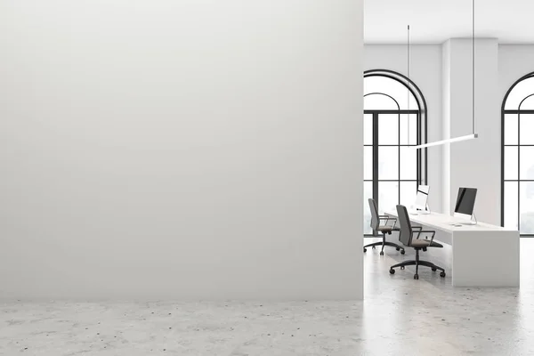 Oficina de espacio abierto blanco con simulacro de pared — Foto de Stock
