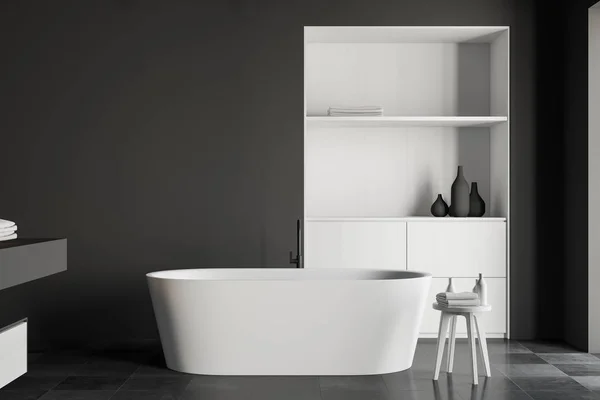 Intérieur salle de bain grise avec baignoire et armoire — Photo