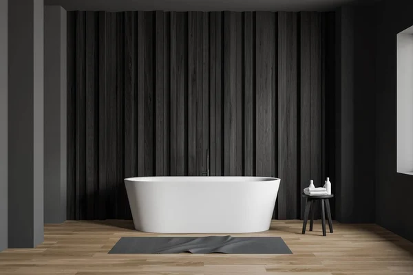 Šedý a tmavě dřevěný interiér koupelny s vanou — Stock fotografie