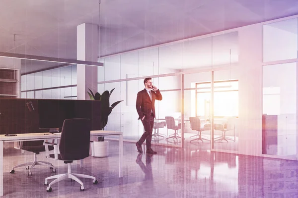 Businessman walking in open space office — Stockfoto