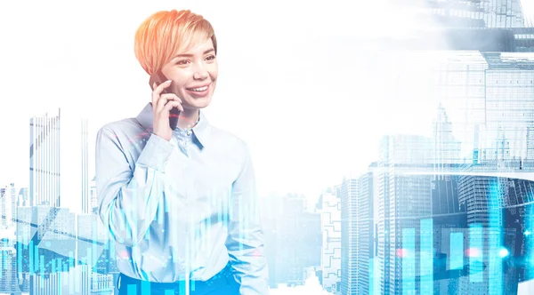 Smiling businesswoman on phone in city — Stock Photo, Image