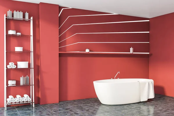 Coin salle de bain rouge avec baignoire et étagères — Photo