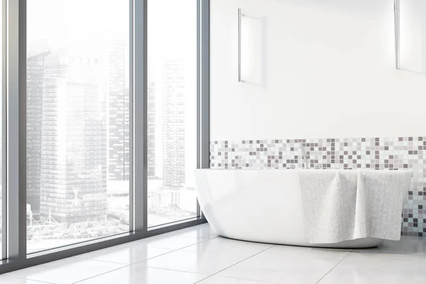 Bílá a mozaika panoramatická koupelna s vanou — Stock fotografie