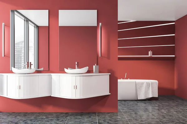 Çift lavabo ve küvetli kırmızı banyo. — Stok fotoğraf
