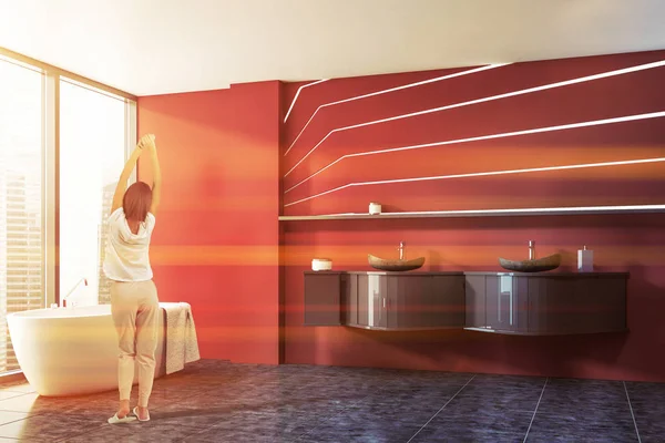 Mujer en esquina de baño rojo — Foto de Stock