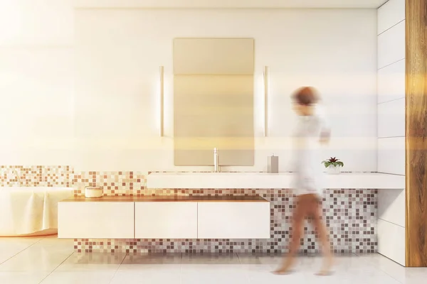 Ragazza che cammina in bagno bianco e mosaico — Foto Stock