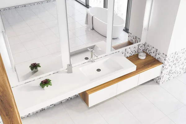 Bovenaanzicht van witte en mozaïek badkamer interieur — Stockfoto