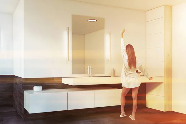 Lavabo ile beyaz ve gri banyoda Kadın — Stok fotoğraf
