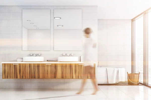 Kobieta chodzenie w białej łazience z podwójną umywalką — Zdjęcie stockowe