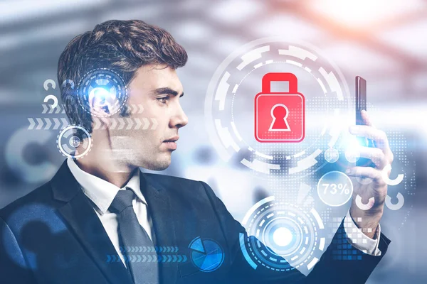 Uomo che utilizza smartphone con interfaccia di sicurezza informatica — Foto Stock