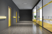 Prázdná kancelářská hala se žlutými dveřmi