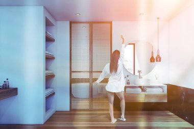 Mavi ve siyah banyolu kadın.