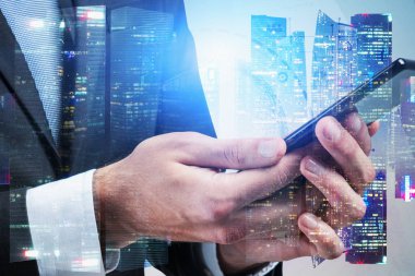 Şehirde akıllı telefon tutan adam, büyük veri