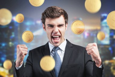 Şehirde dolar yağmuru altında mutlu bir işadamı