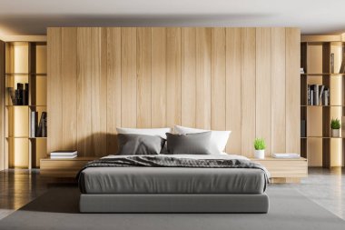 Ahşap yatak odasının içi kitaplıkla dolu.