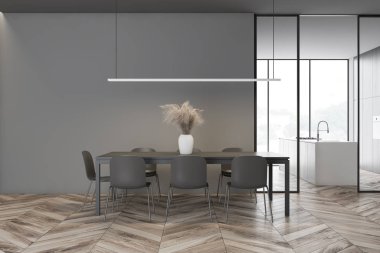 Geniş gri yemek odası ve mutfak.