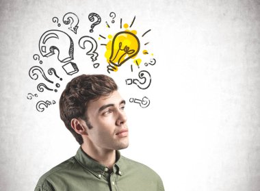 Düşünceli genç adam ve parlak fikri