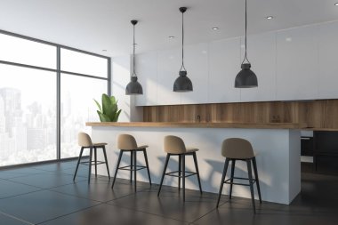 Geniş mutfak köşesindeki uzun beyaz bar.