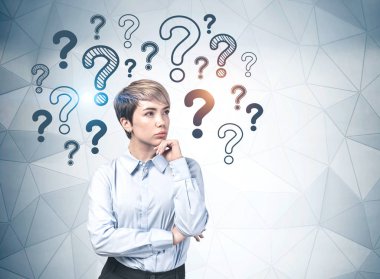 Düşünceli iş kadını ve soruları.