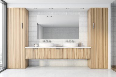 Beyaz fayanslı banyoda çift lavabo.