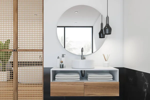 Bagno in marmo nero e bianco, vasca e lavabo — Foto Stock