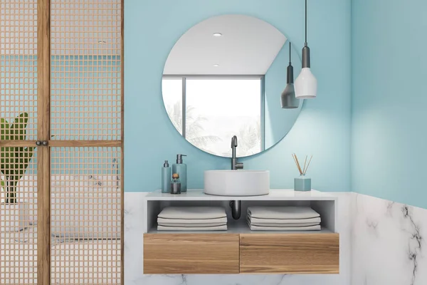 白い大理石と青のバスルーム、浴槽とシンク — ストック写真