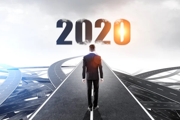 Man går på 2020 trassliga väg — Stockfoto