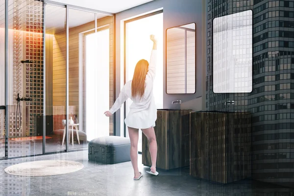 Mujer en baño gris y de madera con ducha —  Fotos de Stock