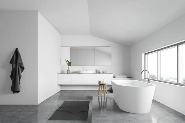 Boczny widok białej łazienki z wanną i umywalką — Zdjęcie stockowe
