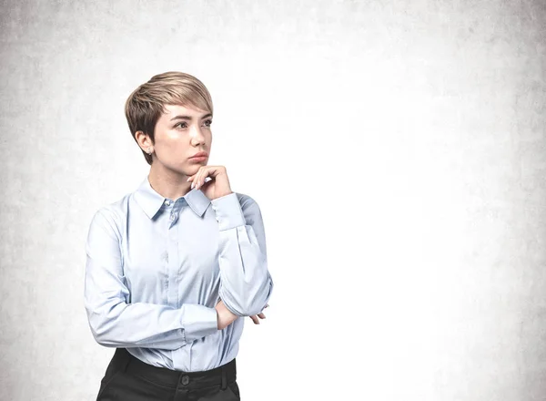 Pensativo joven mujer de negocios asiática, concreto —  Fotos de Stock