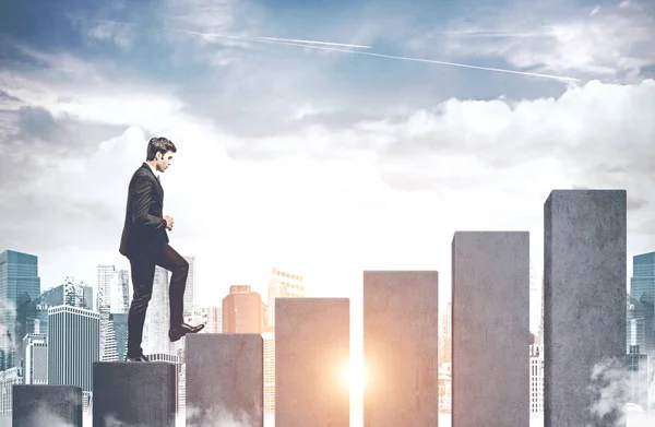 Hombre de negocios escalando gráfico de barras en la ciudad — Foto de Stock