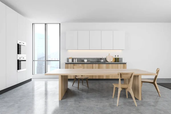 Белая кухня с деревянным столом — стоковое фото