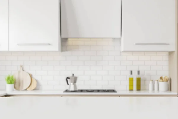Стол для продукта в размытом интерьере белой кухни — стоковое фото