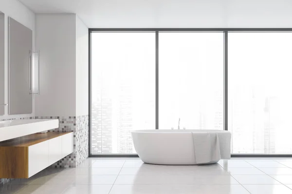 Panorámico blanco y mosaico baño interior —  Fotos de Stock