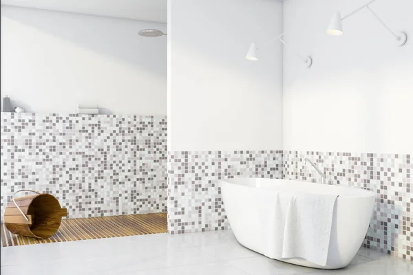 Biały i mozaika łazienka rogu, wanna i prysznic — Zdjęcie stockowe