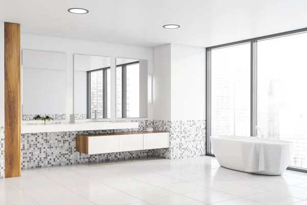 Panoramiczny biały i mozaika kącik łazienki — Zdjęcie stockowe