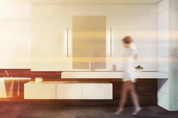 Beyaz ve gri banyoda yürüyen bir kız — Stok fotoğraf
